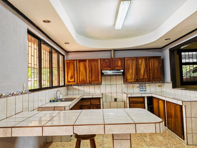 Casa esquinera de 5 habitaciones con amplio terreno en Liberia