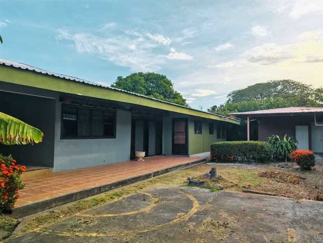 Casa esquinera de 5 habitaciones con amplio terreno en Liberia