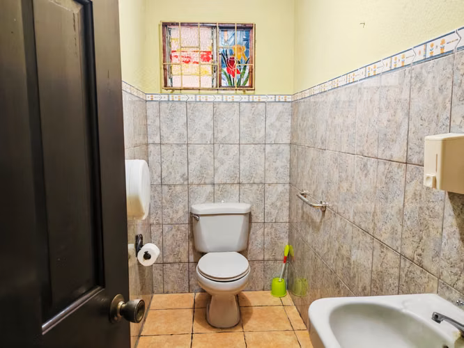 Casa esquinera de 5 habitaciones con amplio terreno en Liberia