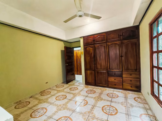 Casa esquinera de 5 habitaciones con amplio terreno en Liberia