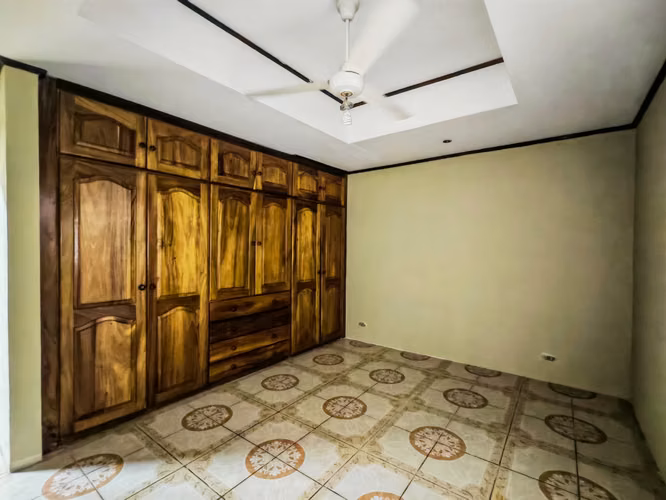 Casa esquinera de 5 habitaciones con amplio terreno en Liberia