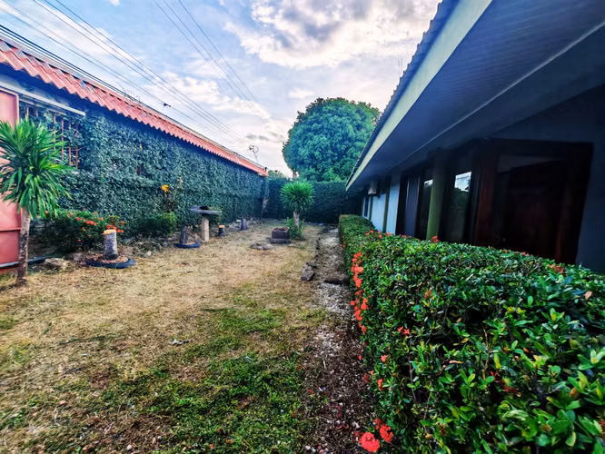 Casa esquinera de 5 habitaciones con amplio terreno en Liberia