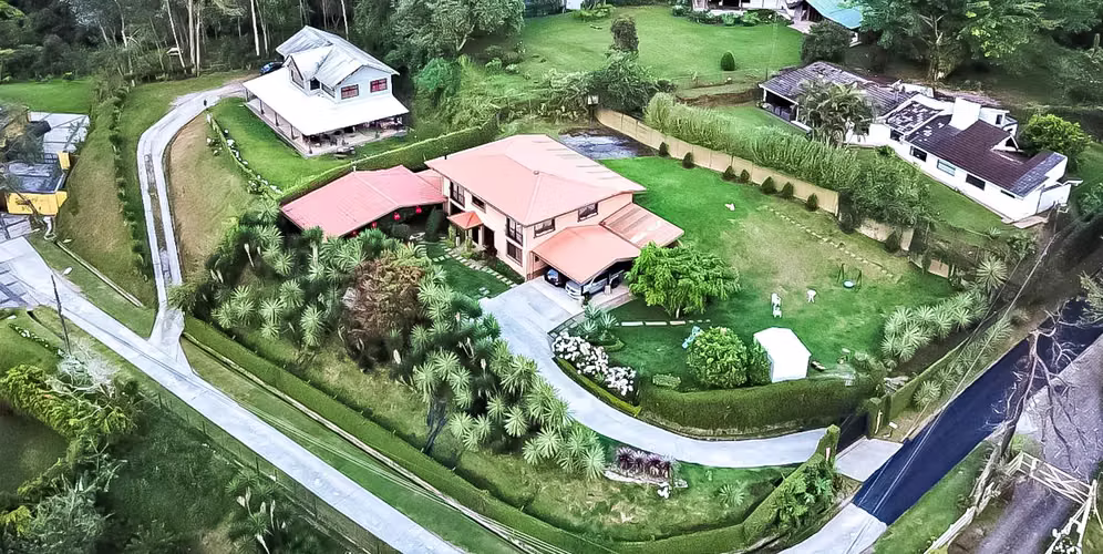 Venta Casa con Terraza BBQ y Lote de 1.818 m² en Los Jaules Montes de Oca(CT)