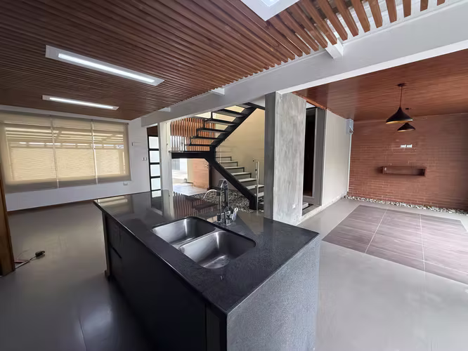 VENTA CASA CON PISCINA PRIVADA EN BELLO HORIZONTE DE ESCAZÚ (MJ)