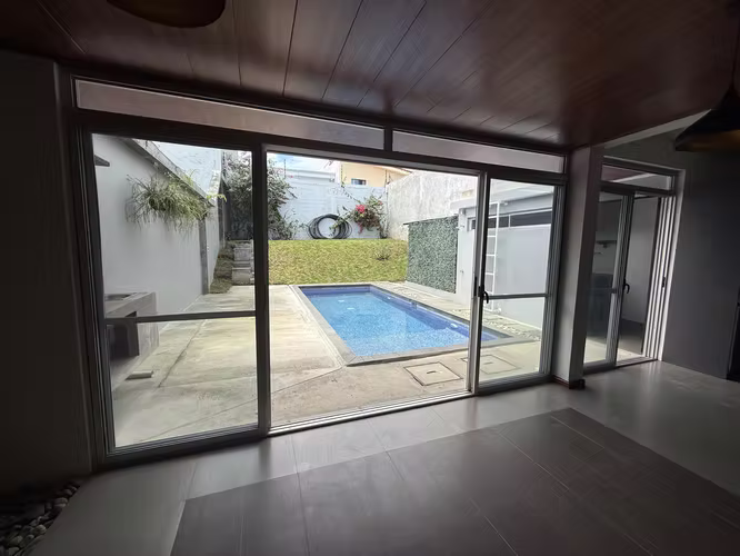 VENTA CASA CON PISCINA PRIVADA EN BELLO HORIZONTE DE ESCAZÚ (MJ) - Imagen 5