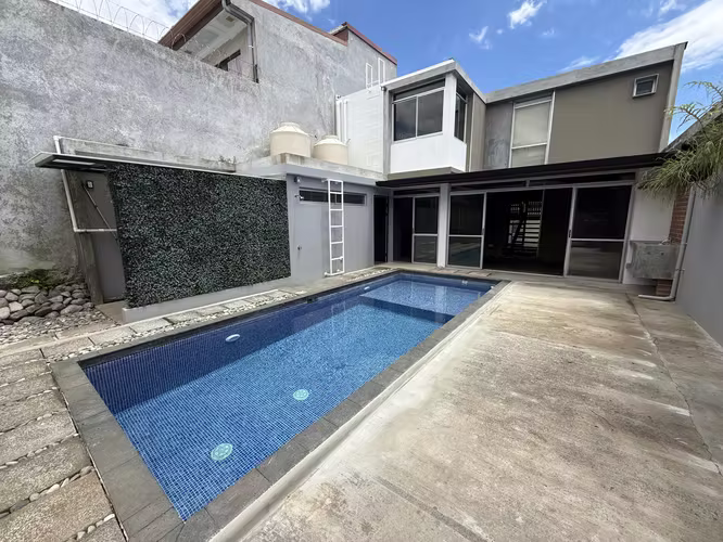 VENTA CASA CON PISCINA PRIVADA EN BELLO HORIZONTE DE ESCAZÚ (MJ) - Imagen 2