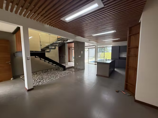 VENTA CASA CON PISCINA PRIVADA EN BELLO HORIZONTE DE ESCAZÚ (MJ) - Imagen 3