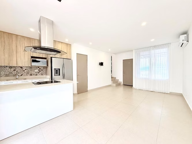 Alquiler de hermosa casa de 2 habitaciones con baño privado