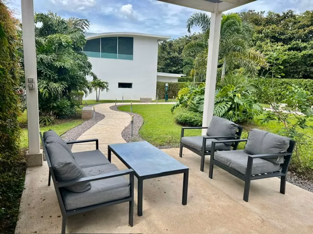 Beautiful Condo, the best location: 2 bed, 2 baths, 2 cars, garden. - Imagen 16