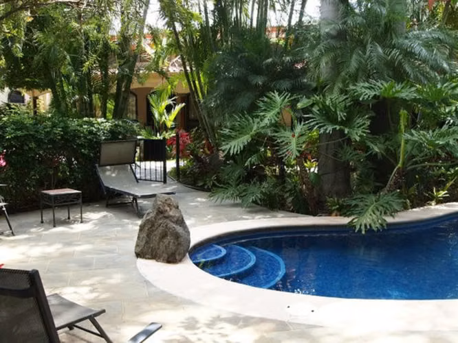 Condo Amueblado de 2 Habitaciones / 2 Baños en Comunidad Tipo Resort con Jardines – Santa Ana #27349 - Imagen 17