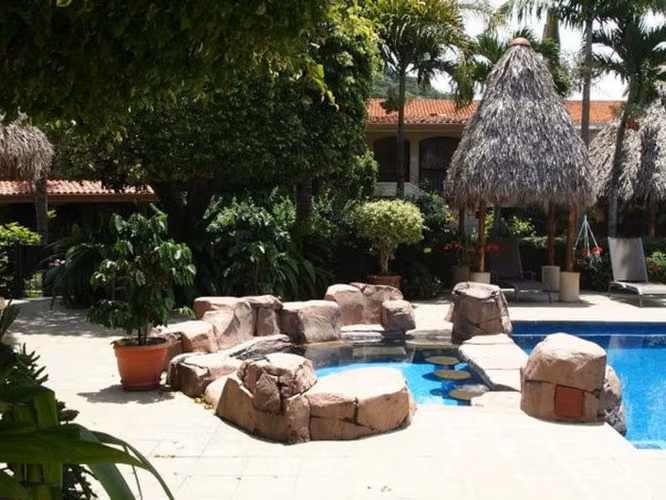 Condo Amueblado de 2 Habitaciones / 2 Baños en Comunidad Tipo Resort con Jardines – Santa Ana #27349 - Imagen 18