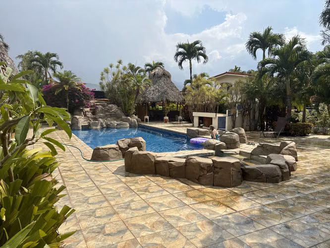 Condo Amueblado de 2 Habitaciones / 2 Baños en Comunidad Tipo Resort con Jardines – Santa Ana #27349