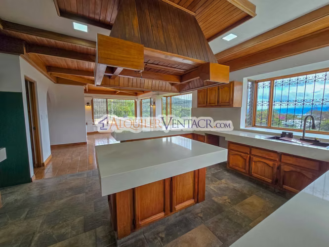 CASA DE UN NIVEL DE 900 M2 Y 3.500 M2 DE LOTE CON VISTAS EN ESCAZU - Imagen 7