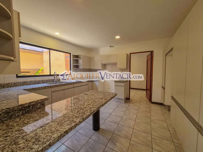 CONDO DE 3 HABIT. + DE SERVICIO + SALA TV EN BELLO HORIZONTE ESCAZU - Imagen 17