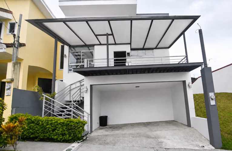 1250 / Casa / Venta / Lomas de Montes de Oca / 3 habitaciones / Mezzanine