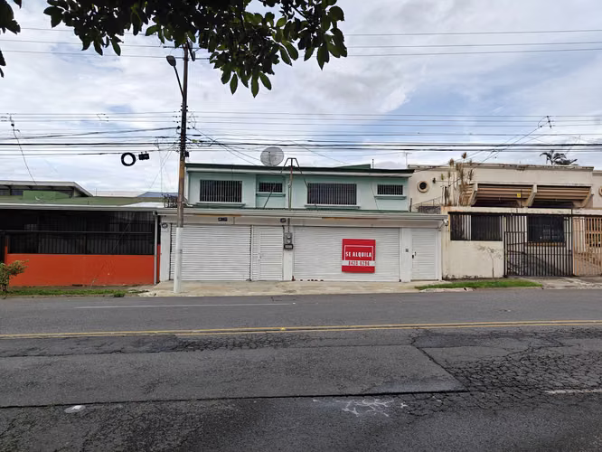 Casa uso de suelo mixto de 2 plantas frente al Edificio Franklin Chang Díaz
