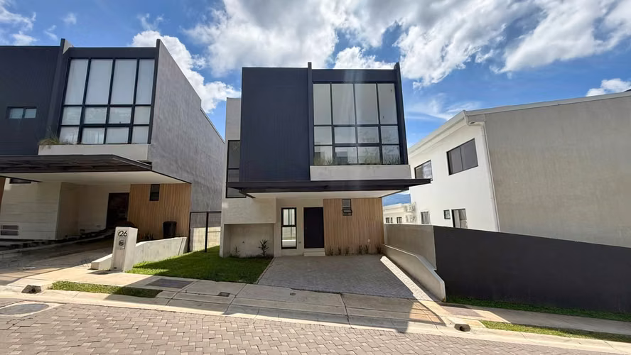 Casa Esquinera en Venta Condominio NAIA, Guachipelín Escazú NJA1415JB-V