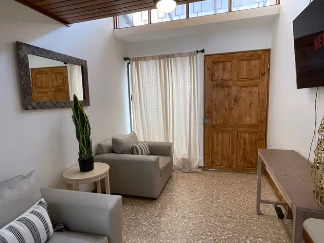 Apartamento semi amueblado en alquiler en Sabana Sur! P645