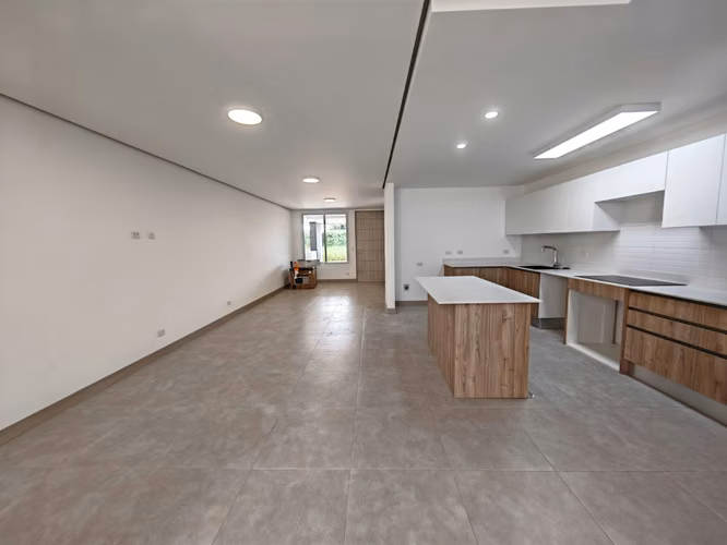 Casa en alquiler con línea blanca en Escazú
