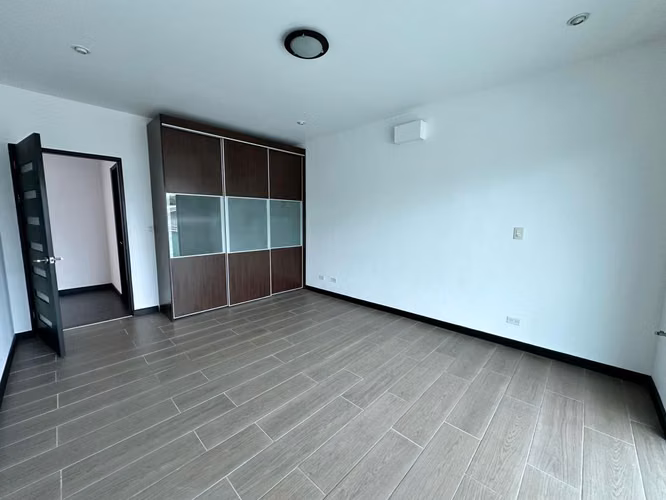 TREJOS-ESCAZU! MODERNA CASA DE 3 NIVELES/4HAB/3.5 BAÑOS Y LINEA BLANCA - Imagen 8