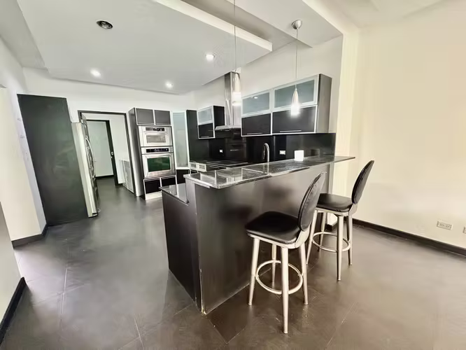 TREJOS-ESCAZU! MODERNA CASA DE 3 NIVELES/4HAB/3.5 BAÑOS Y LINEA BLANCA