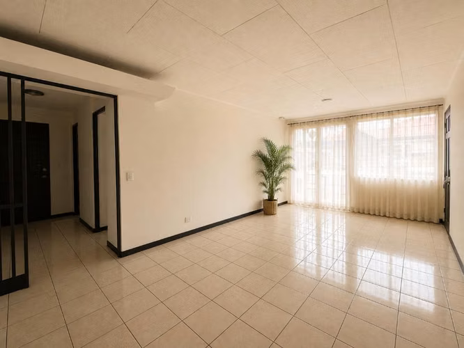 Cerca a los colegios!!! MoraviaDe un solo nivel piso 1 pets ok renta 525.000 3 dorm 3 baños