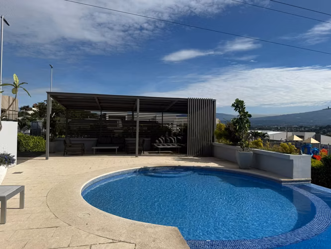 ALQUILER O VENTA CASA 3 HAB 4 PARQUEOS GUACHIPELIN DE ESCAZU CONDOMINIO RIO PALMA