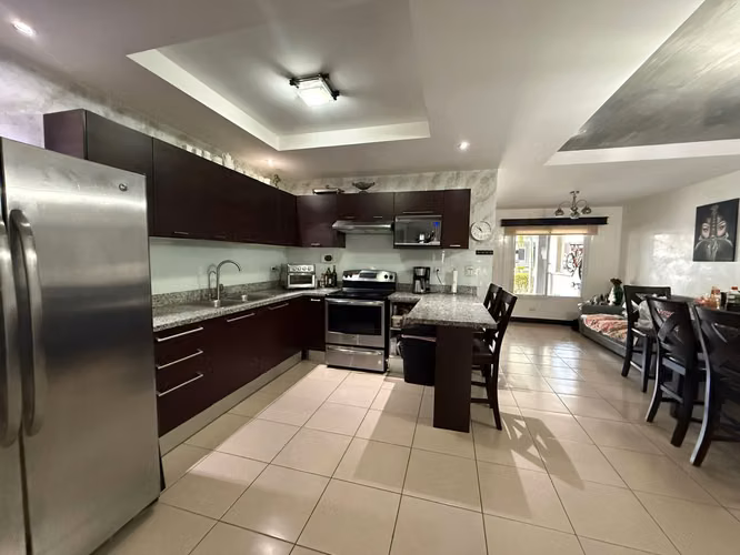 ALQUILER O VENTA CASA 3 HAB 4 PARQUEOS GUACHIPELIN DE ESCAZU CONDOMINIO RIO PALMA