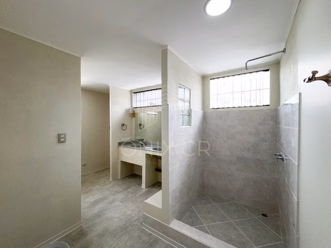 Alquiler Casa en La Uruca | con Habitación en Primer Nivel + Jacuzzi - Imagen 17