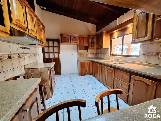 Venta de casa en el centro de San Isidro del General - Imagen 6
