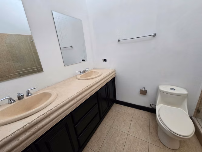 Amplia casa en condo en Guachipelín Norte – Ideal para Adulto Mayor $1650 - Imagen 17