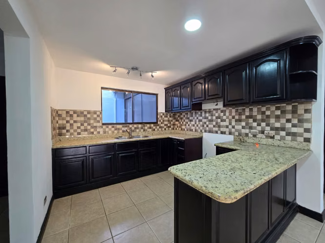Amplia casa en condo en Guachipelín Norte – Ideal para Adulto Mayor $1650 - Imagen 6