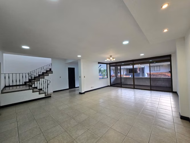 Amplia casa en condo en Guachipelín Norte – Ideal para Adulto Mayor $1650 - Imagen 3