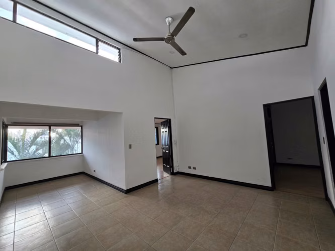 Amplia casa en condo en Guachipelín Norte – Ideal para Adulto Mayor $1650 - Imagen 9