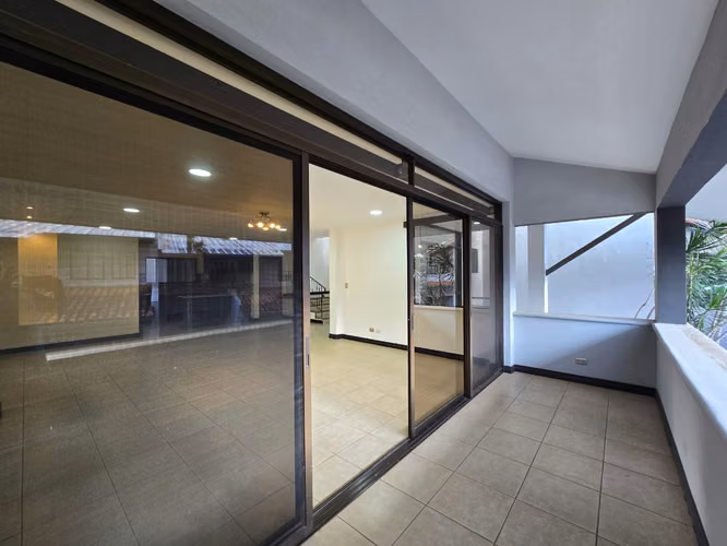 Amplia casa en condo en Guachipelín Norte – Ideal para Adulto Mayor $1650 - Imagen 3