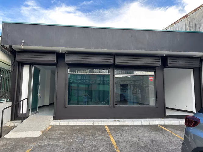 GUADALUPE LOCAL COMERCIAL CON PARQUEO