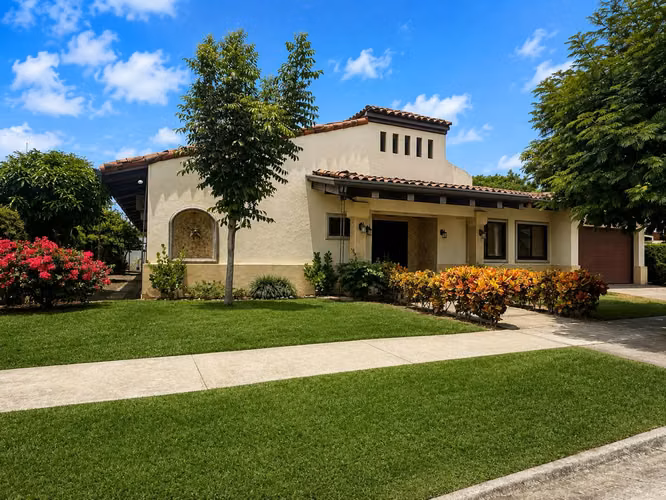 VENTA / ALQUILER DE CASA EN BOSQUES DE LINDORA*
