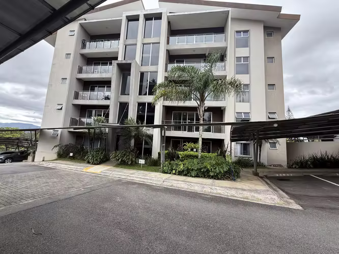 VENTA Apartamento más amplio que el promedio, con terraza  (MJ)
