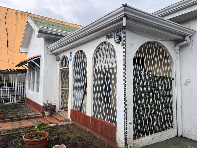 Casa con alto potencial comercial y de desarrollo en venta en San José