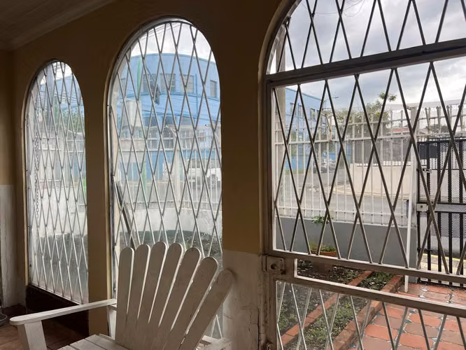 Casa con alto potencial comercial y de desarrollo en venta en San José