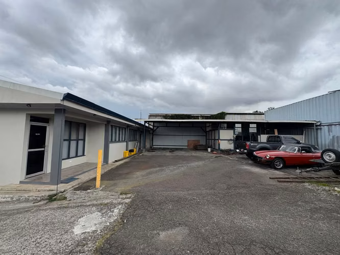 Alquiler de oficinas y bodega en La Uruca | 600 m² | Uso industrial | Seguridad incluida