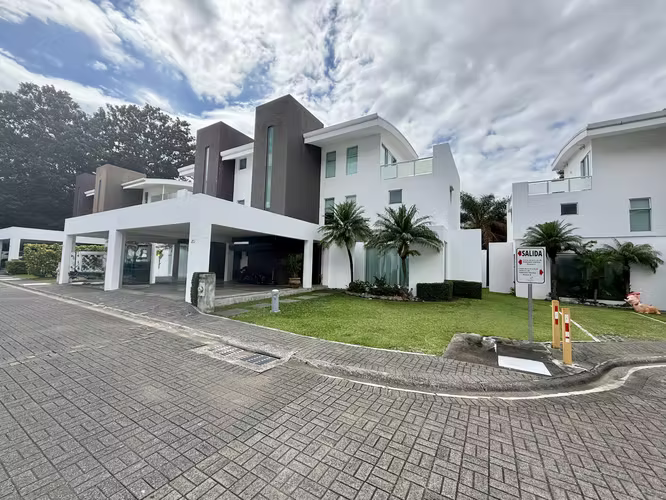 VENTA Casa con Piscina Privada en Santa Ana Centro (MJ)