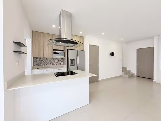 Alquiler casa 2 habitaciones C/baño privado jardín 2 parqueos techados - Imagen 7