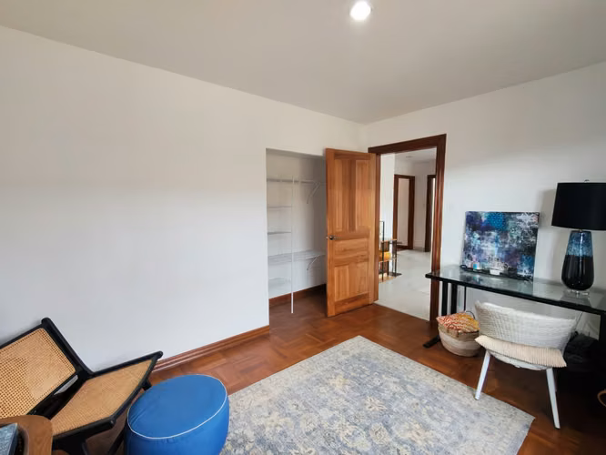Se vende hermoso apartamento remodelado en Trejos Montealegre. - Imagen 19