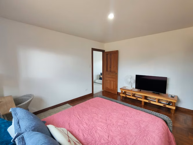 Se vende hermoso apartamento remodelado en Trejos Montealegre. - Imagen 12