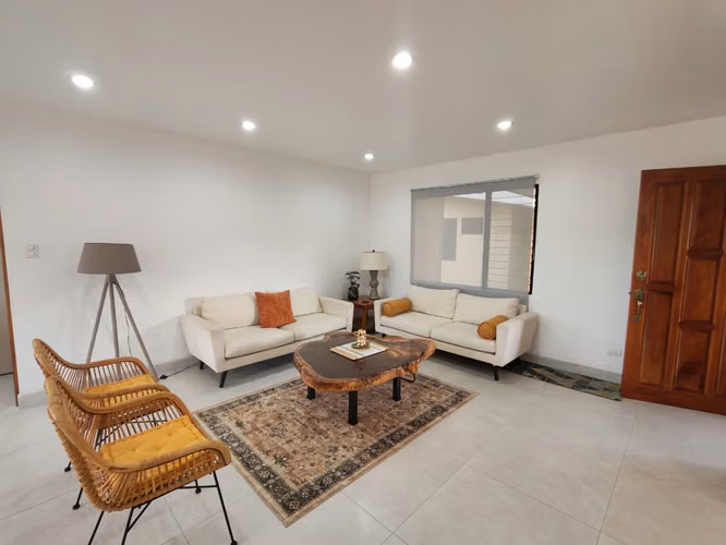Se vende hermoso apartamento remodelado en Trejos Montealegre. - Imagen 2