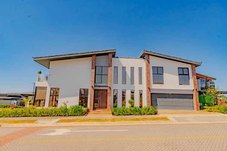 Casa moderna a la venta ó alquiler en La Guácima, Alajuela