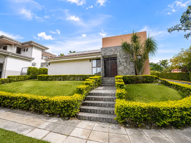 VENTA DE CASA EN CONDOMINIO BOSQUE DORADO, PIEDADES DE SANTA ANA*