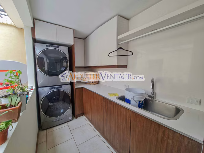 CASA DE UN NIVEL CON USO SUELO MIXTO + HOTEL IDEAL PARA AIRBNB EN SAN RAFAEL ESCAZU - Imagen 6