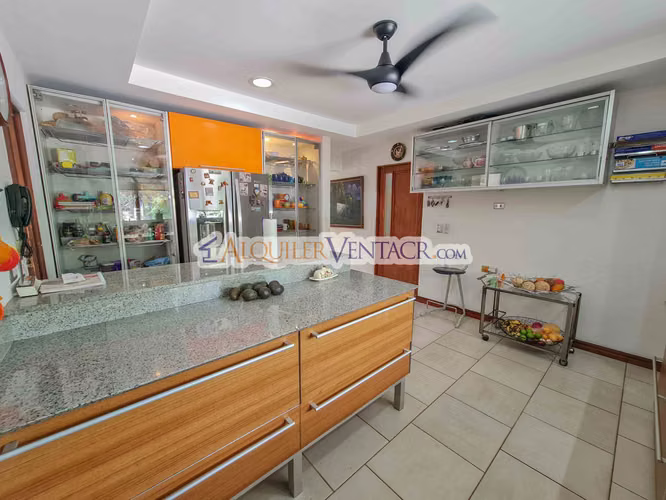 CASA DE UN NIVEL CON USO SUELO MIXTO + HOTEL IDEAL PARA AIRBNB EN SAN RAFAEL ESCAZU - Imagen 5